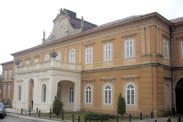 Ко спава у кревету краља Николе